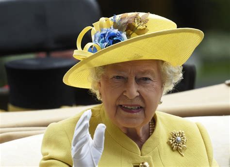 She is known to favor simplicity in court alternative titles: Queen Elizabeth II Tweets Thanks To Her Fans For Lovely ...