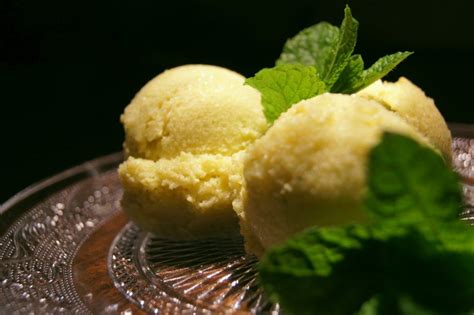 Zelf suikervrij ijs maken van mango en avocado