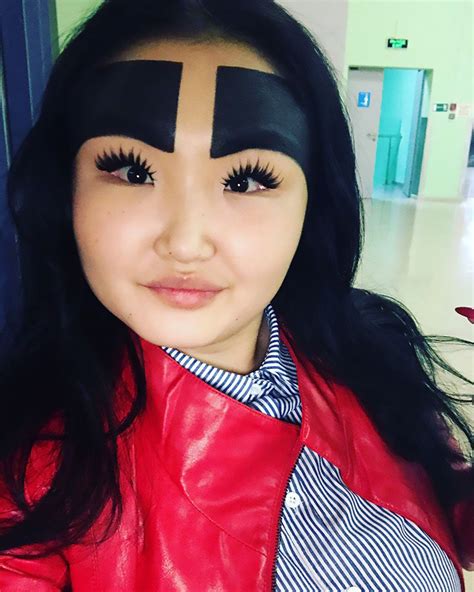 Fashion Blogger Flaunts Huge Eyebrows After Taking Inspiration From