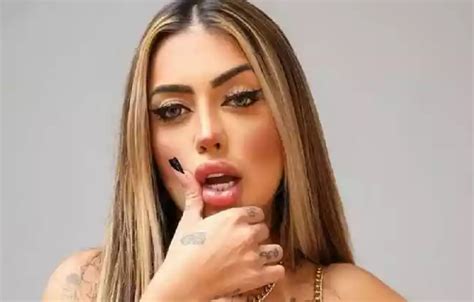 Vaza vídeo de MC Mirella fazendo sexo oral em mulher assista