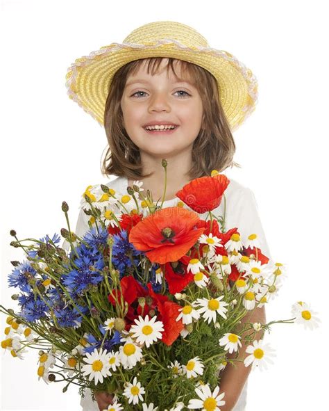 Petite Fille Avec Le Grand Bouquet Des Fleurs Sauvages Photo Stock