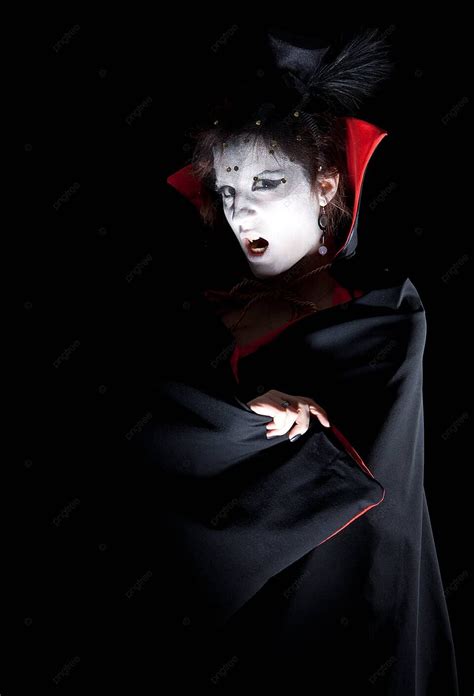 Vampir Wanita Yang Menunjukkan Taring Ala Wanita Aristokrat Foto Latar Belakang Dan Gambar Untuk