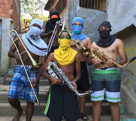 Foto De Meninos Em Favela Segurando Instrumentos Musicais Como Se Fossem Armas Viraliza Folha