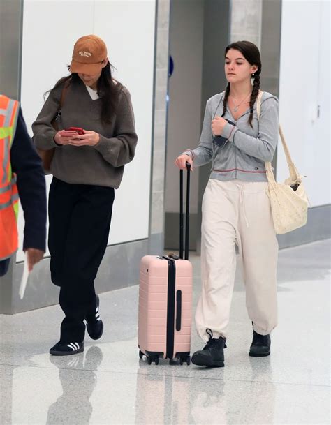 Katie Holmes And Suri Cruise Airport In La 04 24 2023 • Celebmafia