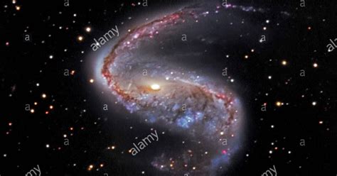Una galaxia espiral barrada es aquella con una banda central de estrellas brillantes que abarca de un lado a otro de la galaxia. Galaxia Espiral Barrada 2608 - Novos Compostos Organicos ...