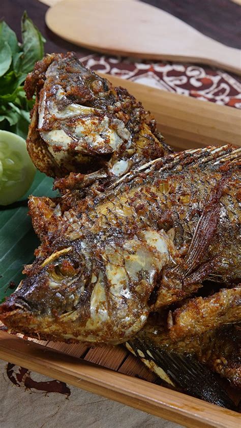 Goreng ikan hingga matang, jangan terlalu garing, sisihkan. Ikan Goreng Bumbu Kuning | Resep | Resep, Resep makanan ...