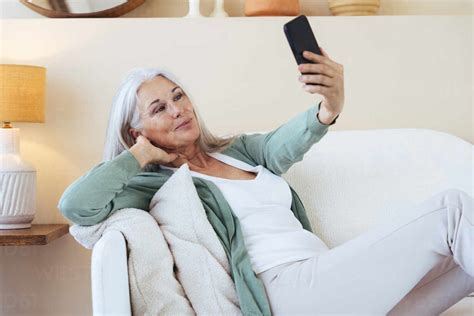 Eine Fröhliche Frau Mittleren Alters Macht Ein Selfie Mit Ihrem Handy Während Sie Zu Hause Ist