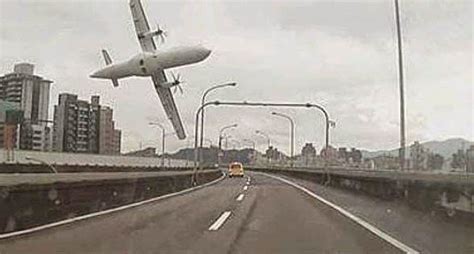 Taiwan Plane Crash Transasia Airways Flight Plunges Into Taipei River