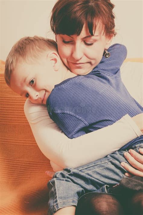 Madre Que Abraza A Su Hijo Niño Pequeño Imagen De Archivo Imagen De