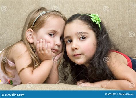 Deux Petites Filles Mignonnes Image Stock Image Du Verticale Amis