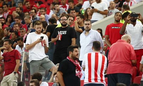 Ο βασίλης χαραλαμπόπουλος (αίγιο, 20 σεπτεμβρίου 1970) είναι έλληνας ηθοποιός της τηλεόρασης και του θεάτρου. Στο Γ. Καραϊσκάκης και ο Βασίλης Χαραλαμπόπουλος | in.gr