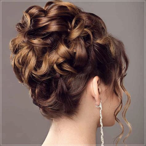 Bridal hairstyles for short hair include romantic updos, glamorous old hollywood curls and unique looking for a wedding hairstyle for your short hair? +65 Wedding hairstyles for guestsShort and Curly Haircuts