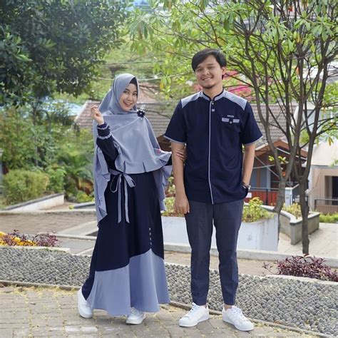 Dengan baju couple, anda dan pasangan juga bisa lebih merasakan kebersamaan di hari yang suci. Baju Couple Bareng Temen / 20 Inspirasi Foto Baju Couple Sama Sahabat Trend Couple / Model baju ...