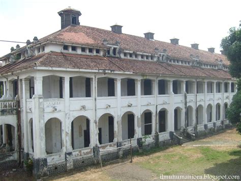Lawang sewu adalah salah satu obyek wisata sejarah di semarang, khususnya mengenai sejarah perkeretaapian di indonesia. Humaniora: Sejarah Lawang Sewu dan Kemegahan Bangunannya