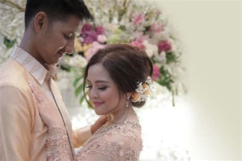Ternyata, randi sudah memberikan cincin kepada tasya sejak beberapa saat lalu. Lulus Lalu Dipinang, 10 Potret Lamaran Tasya Kamila & Randi Bachtiar