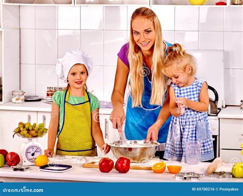 La Mamá Enseña A Niños A Cocinar En La Cocina Foto De Archivo Imagen
