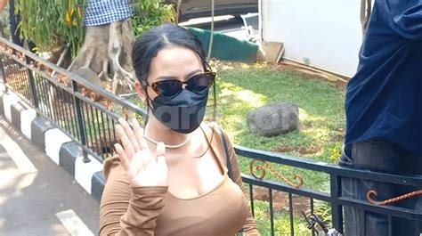 Tampil Seksi Saat Diperiksa Kasus Film Bokep Jaksel Siskaeee Ogah Buka Masker Jangan Dong