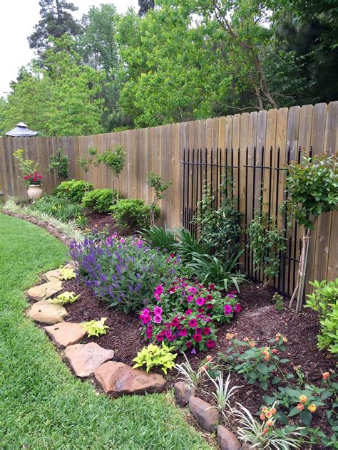 15 Backyard Landscaping Ideas Along Fence 2023 Dhomish