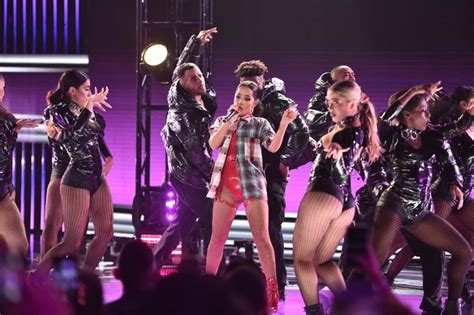 Becky G Wins Award Delivers Hot Performance At Latin Amas Telemundo