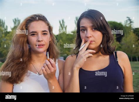 Zwei Mädchen Freunde Rauchen Der Zigaretten In Den Park An Einem
