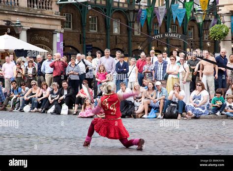 Street Performers At Covent Garden London Stock Photo Alamy
