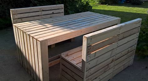 To mold chairs and tables. Recycled Pallet Patio Table with Benches | Pallet Ideas