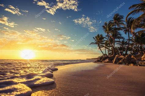 Landscape Of Paradise Tropical Island Beach Sunrise Shot — Stock Photo