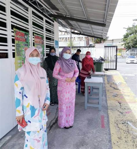 Pegawai jabatan imigresen malaysia (jim) yang bertindak kasar terhadap warga asing dalam video tular di facebook (fb) hari ini, sudah ditahan kerja. Suasana hari pertama pembukaan semula persekolahan di SMK ...