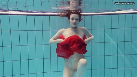 libuse goes underwater in the pool eporner