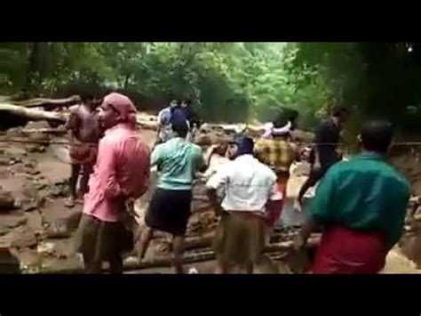 Thodupuzha, is a gateway town to the idukki district, in kerala, india. Kerala Flood : RSS boys construct a makeshift bridge over ...