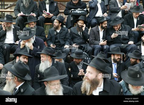 New York Usa 23rd Nov 2014 Thousands Of Bearded Hasidic Rabbis
