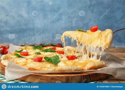 Tomando A Fatia Caseiro Saboroso Da Pizza Com Queijo Derretido Foto De Stock Imagem De Lanche