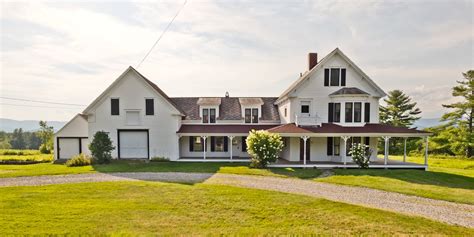 All We Want For Christmas Are These 5 Exquisite Farmhouses New England Farmhouse Farmhouse