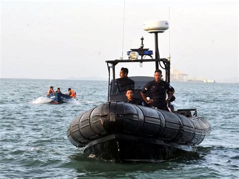 Polis pulau pinang hari ini menafikan mengeluarkan amaran menghalang bekas ketua menteri lim guan eng daripada menaiki perkhidmatan feri yang tidak lagi akan membawa kenderaan empat roda bermula esok. Kemalangan Jambatan P Pinang: Polis ambil keterangan pemandu