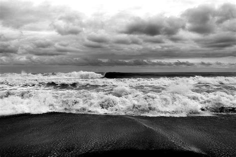 banco de imagens de praia mar costa areia rocha oceano horizonte nuvem preto e branco