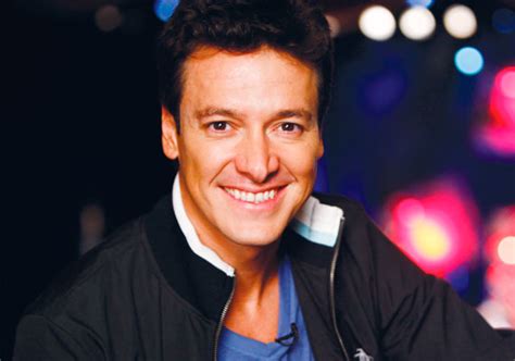 He is an actor, known for sítio do picapau amarelo (2001), o profeta (2006) and a indomada (1997). Rodrigo Faro aparece cantando com grupo Dominó e fãs se ...