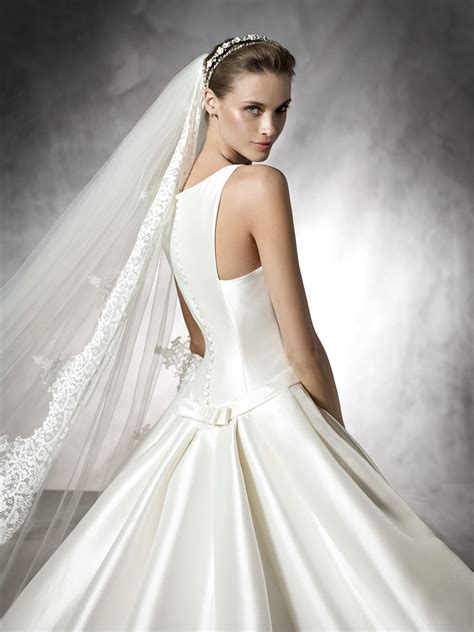 Dressing women in their dream wedding gowns for nearly 50 years, pronovias are the largest and most well respected bridal designers in spain and internationally. Classic Pronovias Barcaza Wedding Dress - Sell My Wedding ...