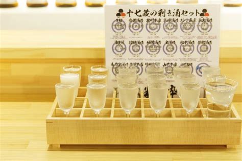 17蔵元の代表銘柄を飲み比べ♪100種の日本酒がそろう、京都・伏見の新名所「伏水酒蔵小路」｜ことりっぷ