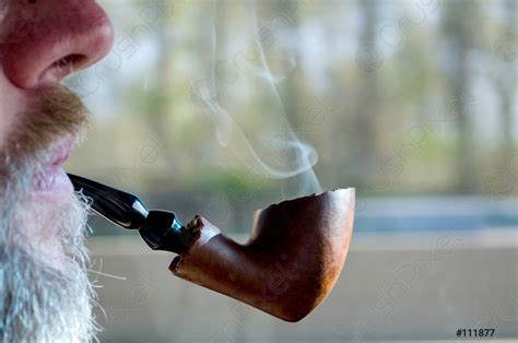 Cerca Del Hombre Fumando Una Pipa Foto De Stock 111877 Crushpixel
