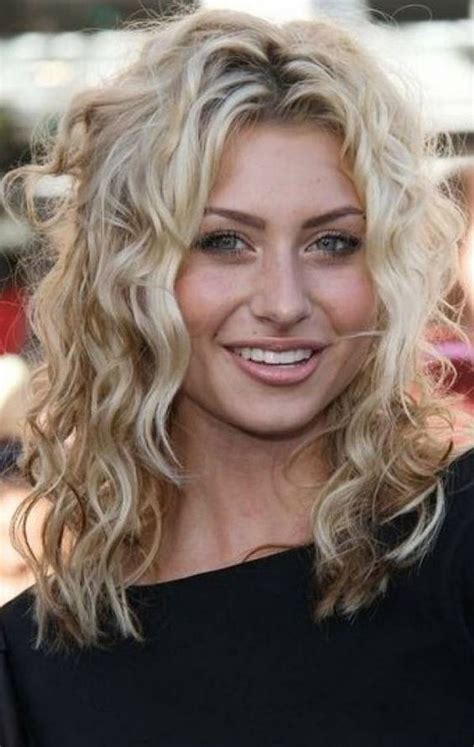 If you don't spend tons of time on it, it tends to look messy. 21 Gorgeous Hairstyles For Fine Curly Hair - Feed ...