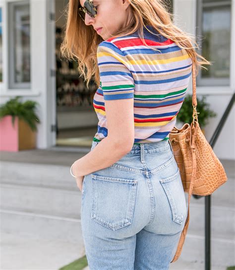 How about trying a new shade, camel, and take your winter outfits to the next level? How To Wear The Best Mom Jeans For Curves | Sydne Style