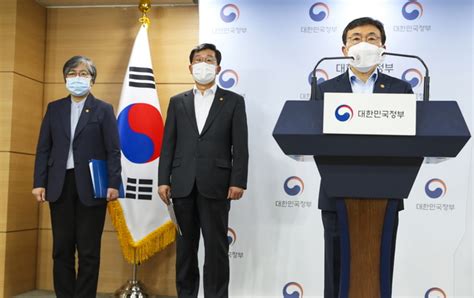 Covid19 보육 종사자 백신예약 시작. 백신 수급 우려 커지자… 政 "5월 상당한 물량이 들어올 것 ...
