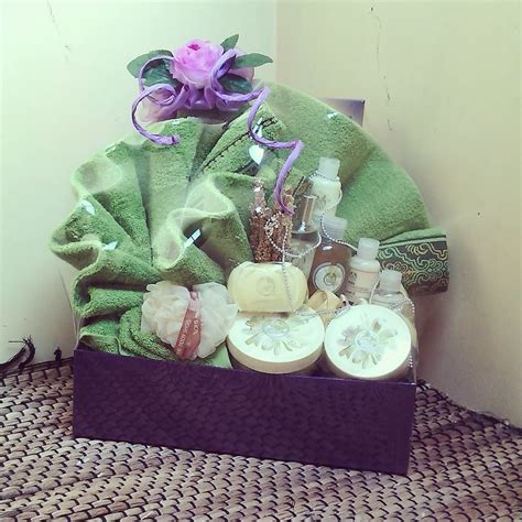 Tradisi seserahan atau hantaran adalah bagian dari budaya lamaran dan pernikahan yang telah sejak lama ada di indonesia. Cara Membuat Kreasi Hantaran Pernikahan