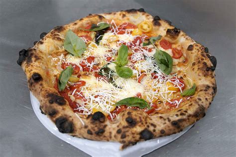 Pizza Napoletana Fatta In Casa La Ricetta Ai Tre Pomodori è Un Raggio