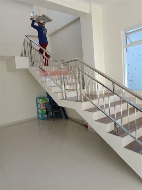 Sekilas tidak ada yang tampak janggal selebgram yang biasanya tampil syar'i dengan gamis dan hijab panjang, kali ini tak mengenakan busana tersebut. Proyek Pemasangan Railing Tangga Stainless di Ria Busana ...
