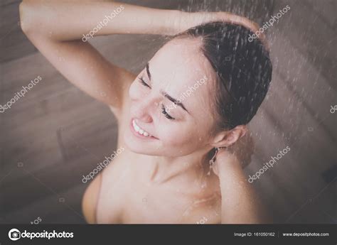 Joven Mujer Hermosa Bajo La Ducha En El Baño Fotografía De Stock © Lenetstatsiana 161050162