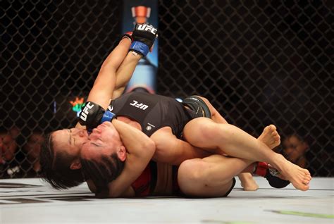 UFC Results Zhang Weili Wins Back Title With Unusual Rear Naked