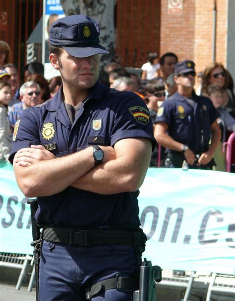 El cuerpo nacional de policía de españa (cnp) es un instituto armado de naturaleza civil dependiente del ministerio del interior. Cuerpo Nacional de Policía - U.I.P. - Vuelta Ciclista a España - a photo on Flickriver