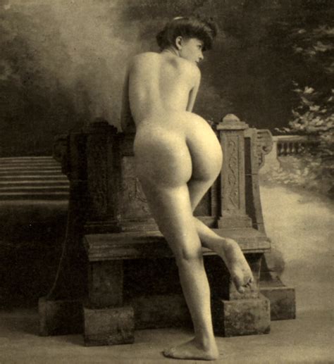 Weiblicher Akt Um Sepia Foto Von Unknown Kunstdruck