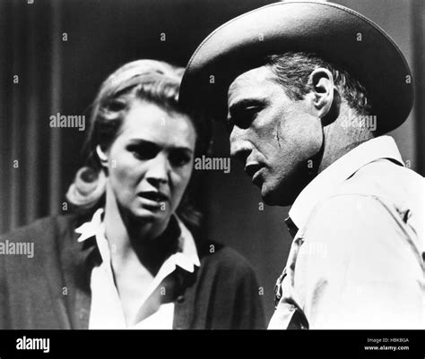 El Chase Desde La Izquierda Angie Dickinson Marlon Brando 1966 Fotografía De Stock Alamy